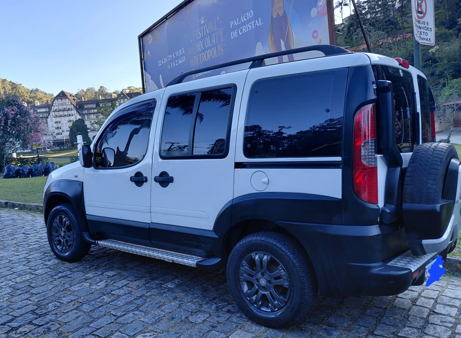 Van da TMT Turismo em Petrópolis, junto ao Palácio de Cristal
