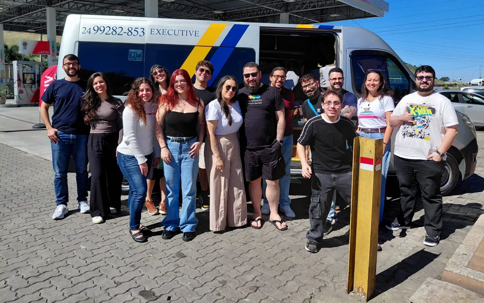 Grupo de profissionais viajando com a van da TMT Turismo