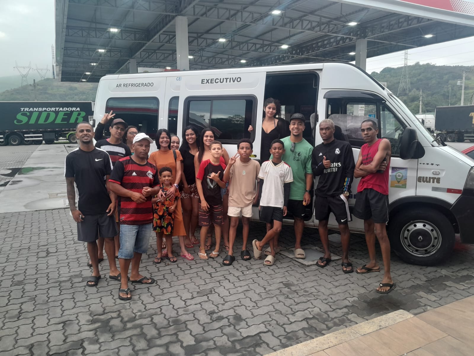 Família e amigos reunidos na van da TMT Turismo durante a viagem
