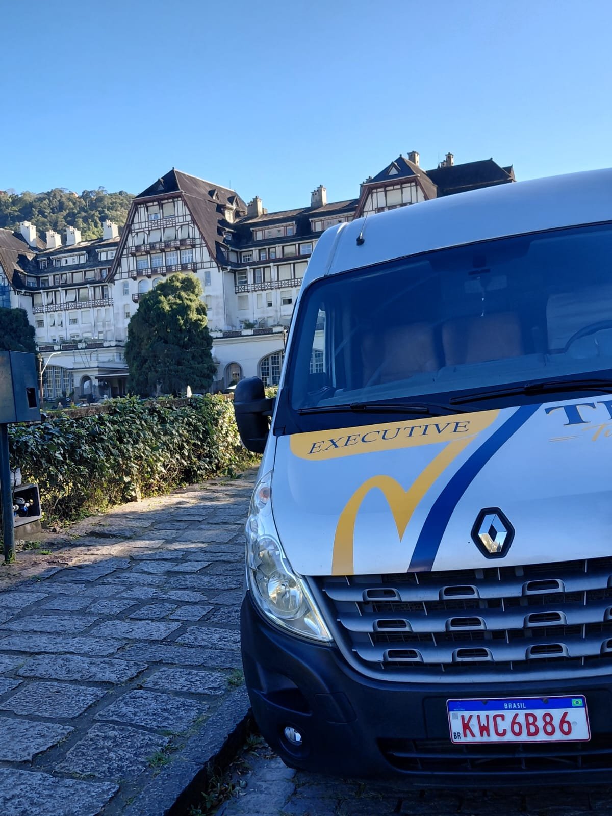 Van da TMT Turismo em frente ao Palácio Quitandinha, em Petrópolis